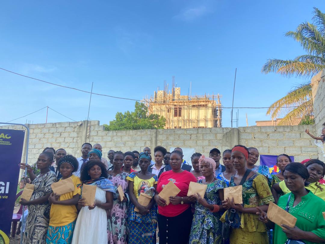 Groupe de bénéficiaires avec leurs enveloppes d'appui